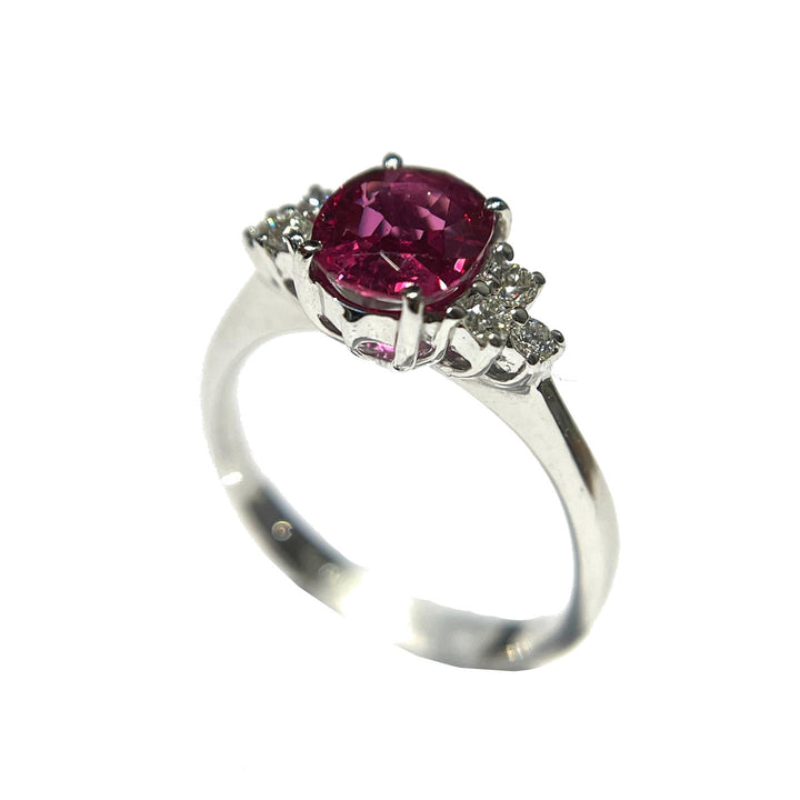 18kt white gold ring with 1.23ct ruby and diamonds