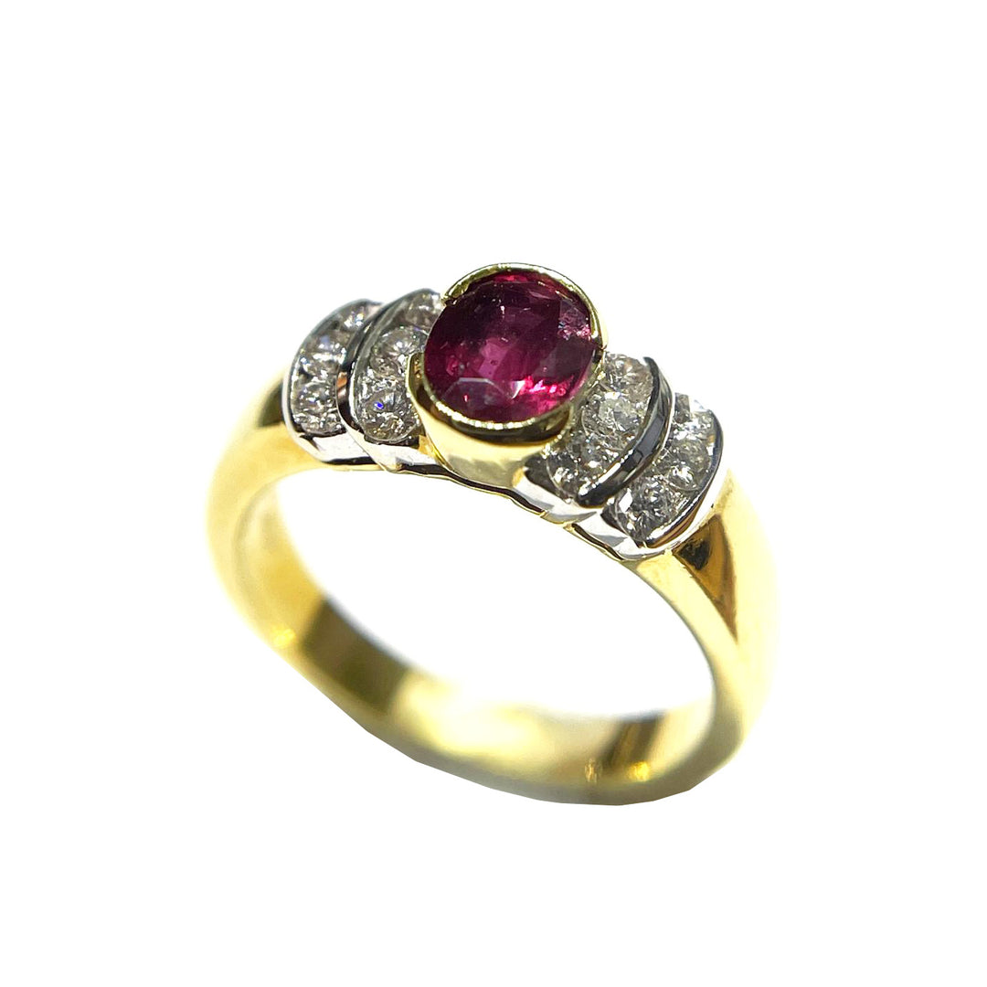 Capot d'anneau en or jaune 18kt Rubis 0.72ct et diamants