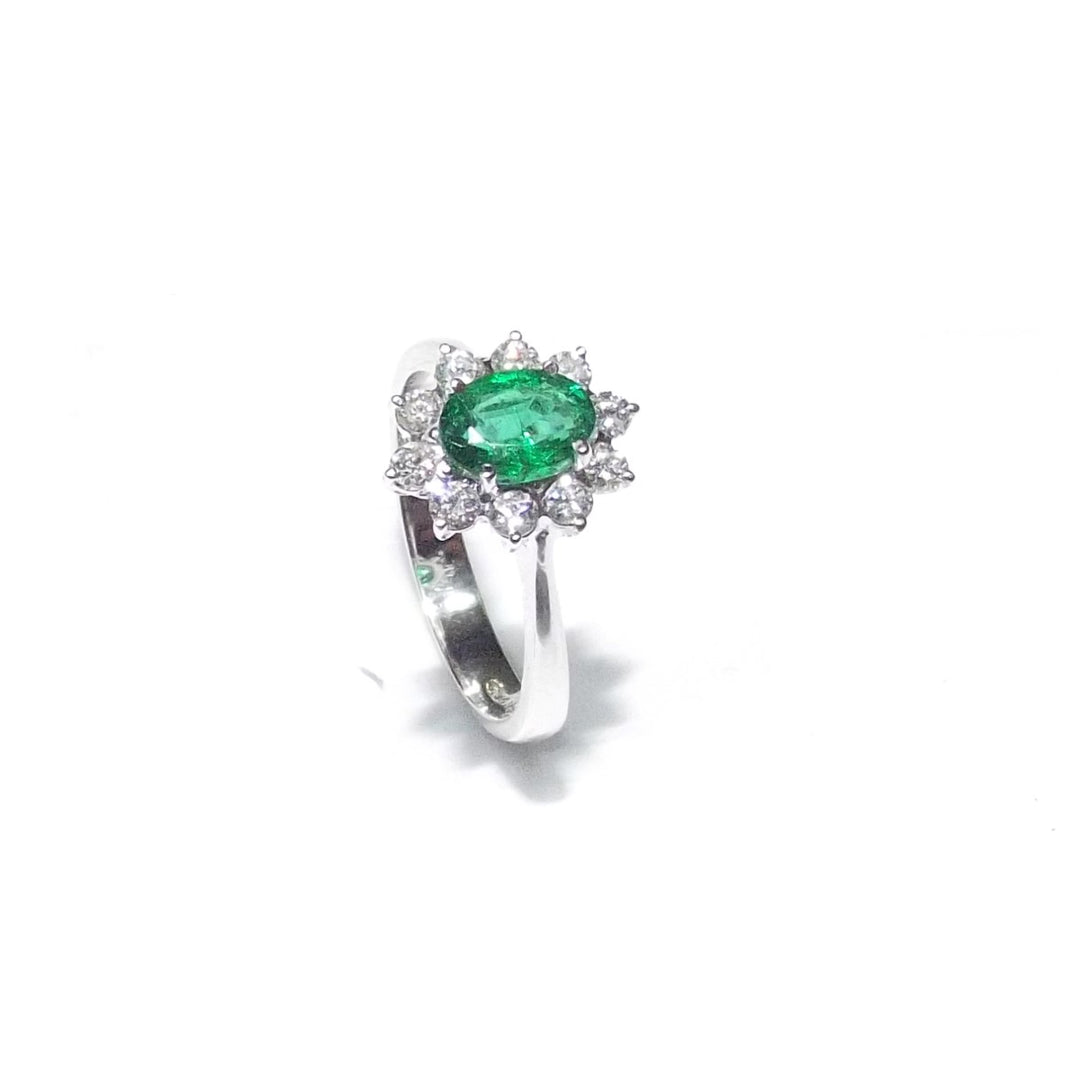 Moda G anello a fiore in oro bianco 18kt 4,00g con smeraldo 0,75ct e diamanti 0,40ct colore G purezza VVS 0158A - Gioielleria Capodagli