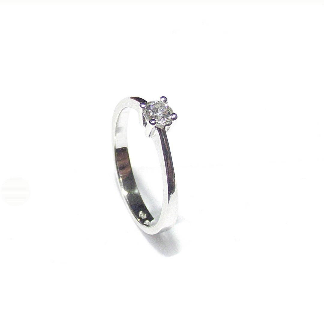 Davite & Delucchi anello solitario in oro bianco 18kt con diamante 0,25ct colore G purezza VS 0067XS - Gioielleria Capodagli
