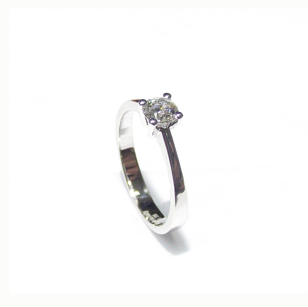Davite & Delucchi anello solitario in oro bianco 18kt con diamante 0,30ct colore G purezza VS 0053XS - Gioielleria Capodagli