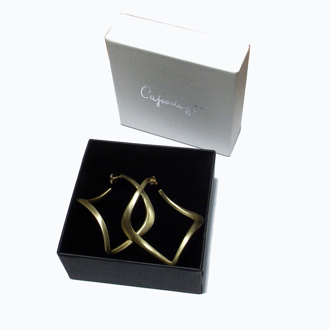 Aretes con forma de gancho de diamantes en oro amarillo satinado CPD-ORE-ARG-0003-GS